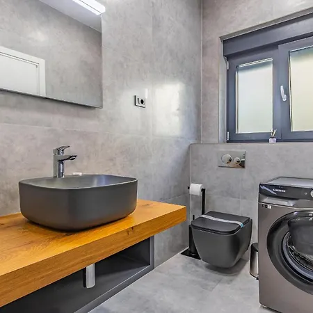 4 Bedroom Awesome In *