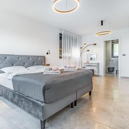 4 Bedroom Awesome In Fazana
