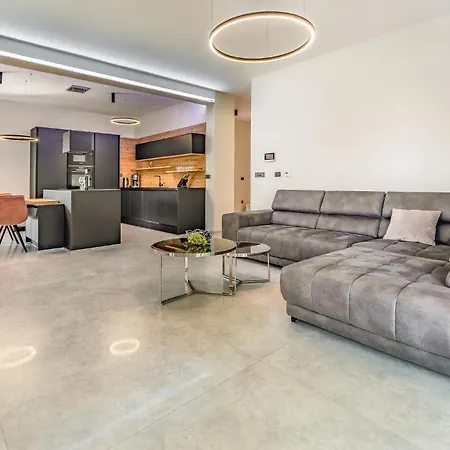 4 Bedroom Awesome In *