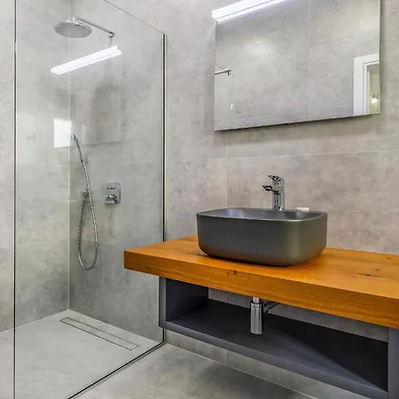 4 Bedroom Awesome In Fažana