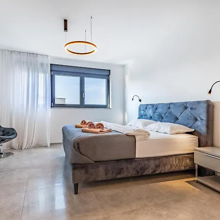 4 Bedroom Awesome In * Fazana