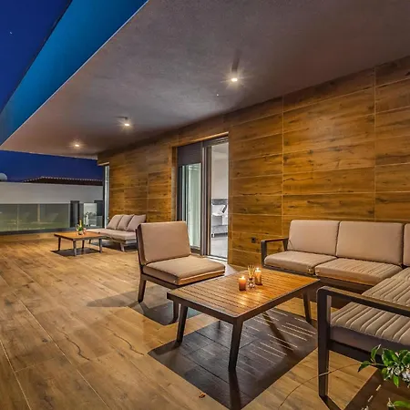 4 Bedroom Awesome In Prázdninový dům Fažana