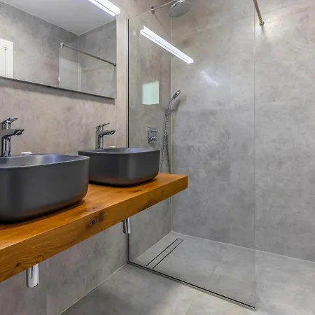 4 Bedroom Awesome In *
