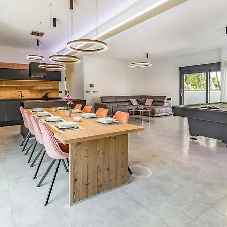 4 Bedroom Awesome In * Fazana