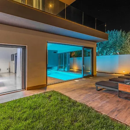 4 Bedroom Awesome In Fažana