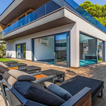 4 Bedroom Awesome In * Fažana