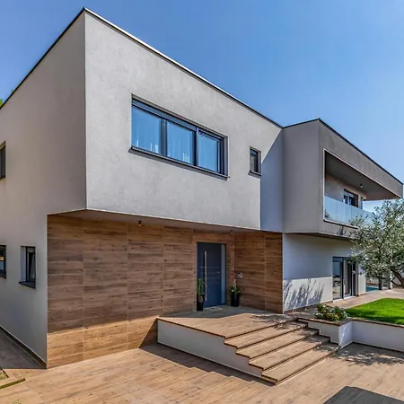4 Bedroom Awesome In Holiday home *