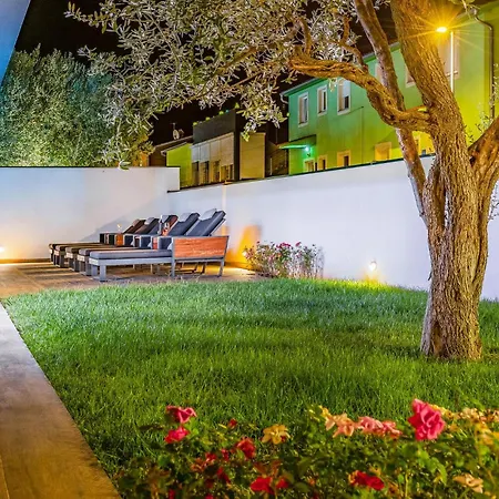 4 Bedroom Awesome In *