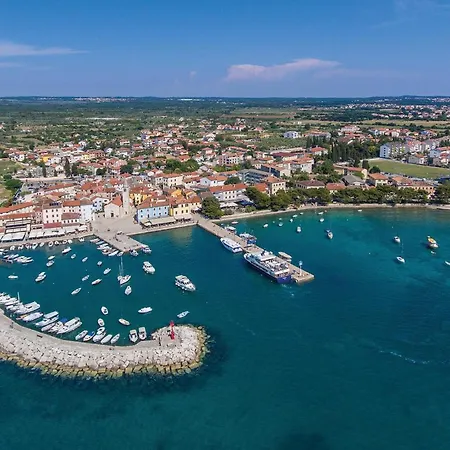 4 Bedroom Awesome In Fažana