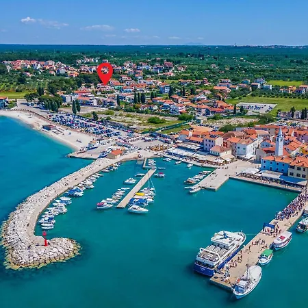 4 Bedroom Awesome In * Fažana