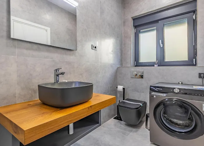 4 Bedroom Awesome In *