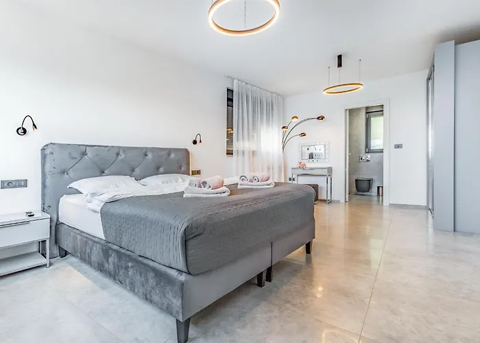 4 Bedroom Awesome In Fažana