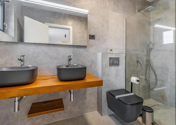 4 Bedroom Awesome In * Fažana