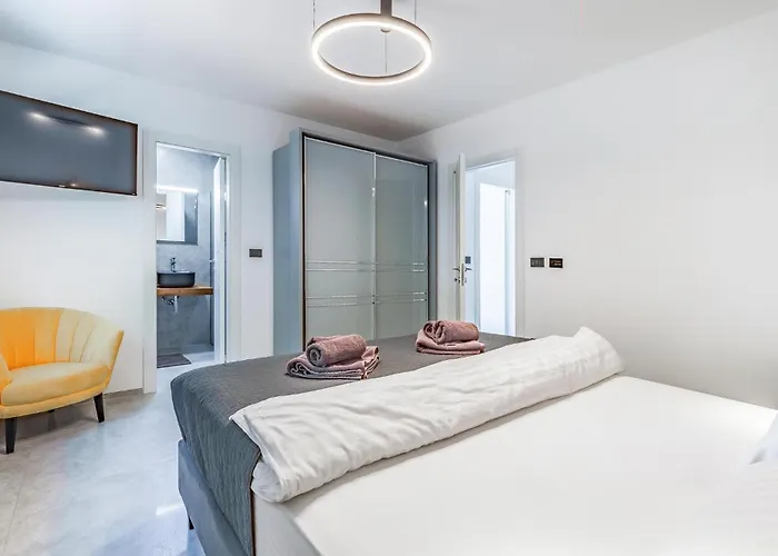 Nyaraló 4 Bedroom Awesome In Fažana