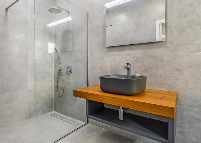 4 Bedroom Awesome In Fažana