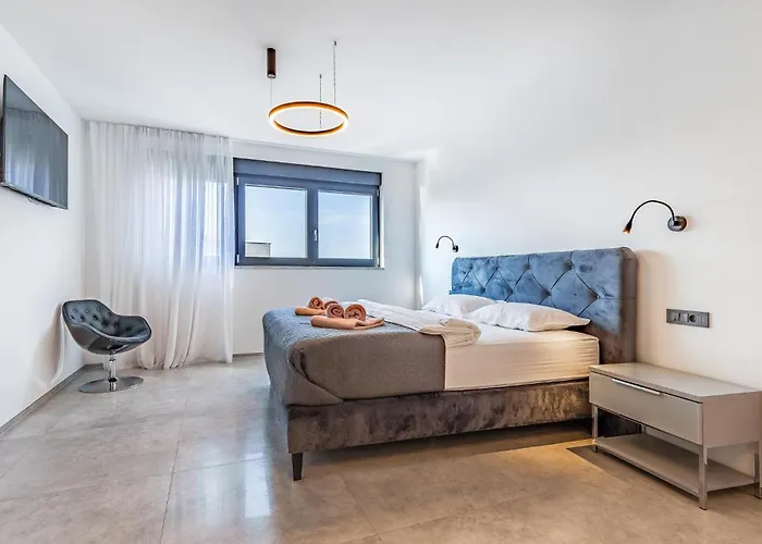 4 Bedroom Awesome In * Fažana