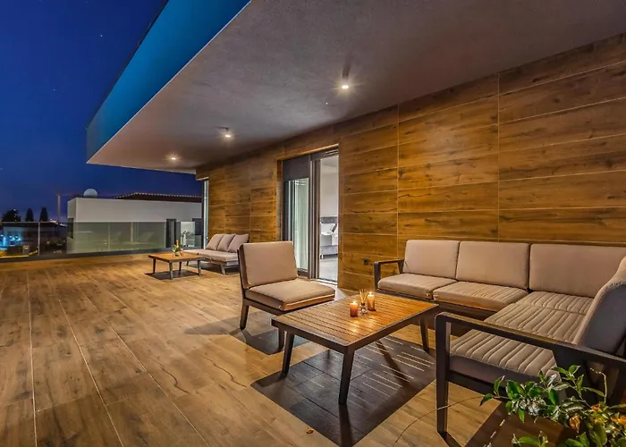 4 Bedroom Awesome In Nyaraló Fažana