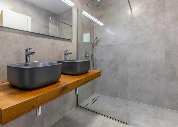 4 Bedroom Awesome In *