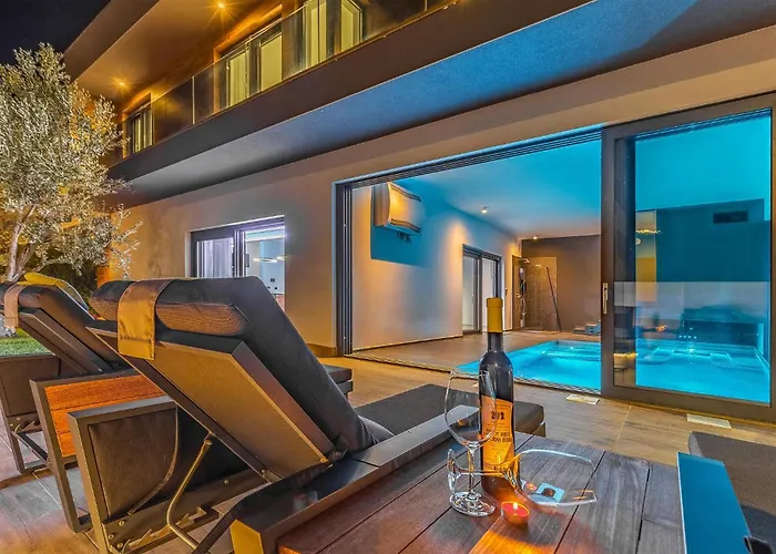 4 Bedroom Awesome In Fažana