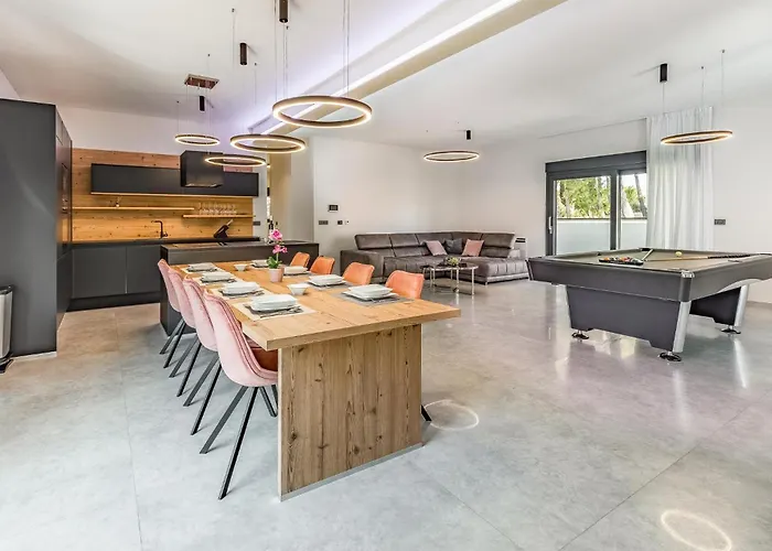 4 Bedroom Awesome In * Fažana