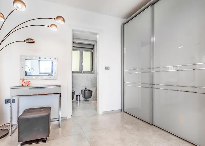 4 Bedroom Awesome In Nyaraló Fažana