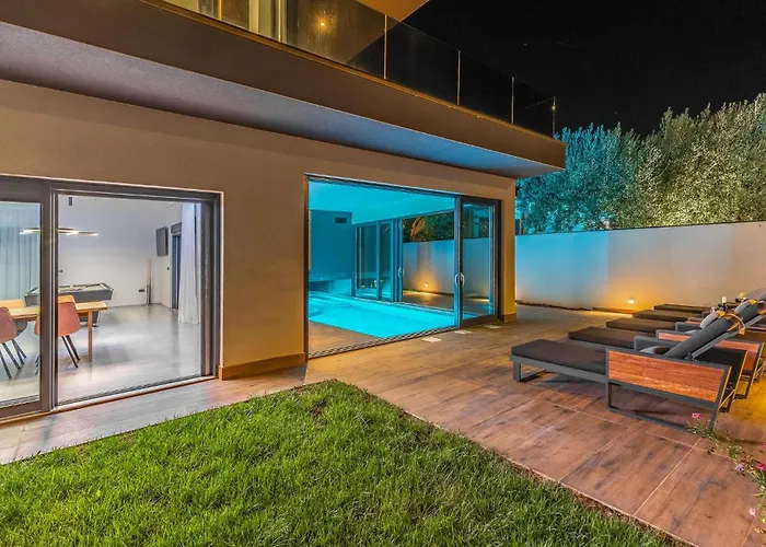 4 Bedroom Awesome In Fažana