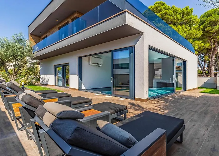 4 Bedroom Awesome In * Fažana