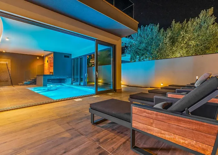 Nyaraló 4 Bedroom Awesome In Fažana