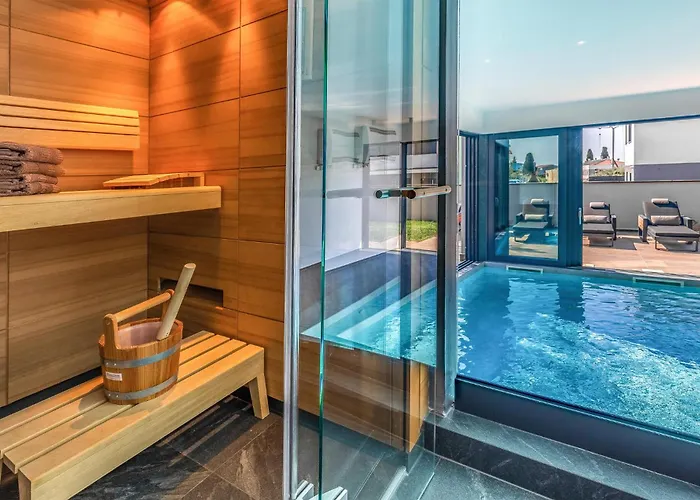 Nyaraló 4 Bedroom Awesome In Fažana