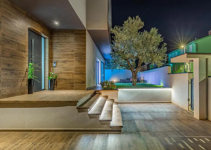 4 Bedroom Awesome In * Fažana