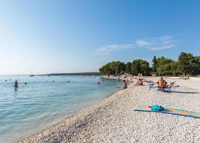 4 Bedroom Awesome In * Fažana