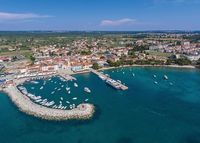 4 Bedroom Awesome In Fažana