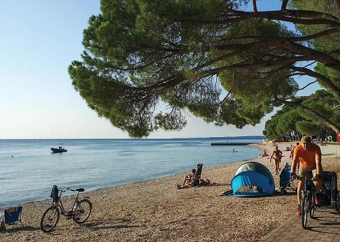 Nyaraló 4 Bedroom Awesome In Fažana